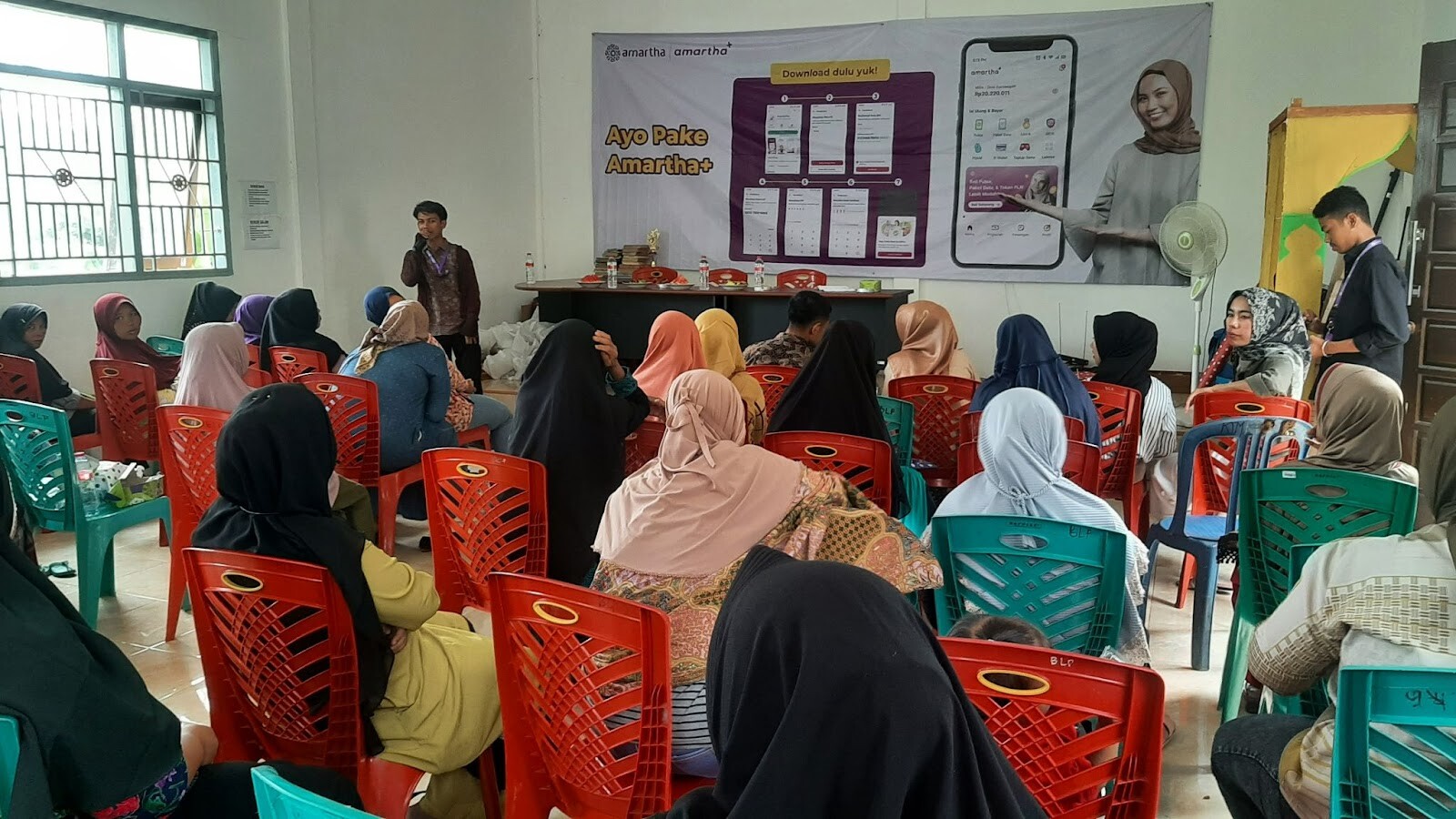 "Mitra yang sebelumnya menjalankan usaha rumah makan, warung kelontong, warung kopi, dan lain-lain, kini bisa memberikan layanan pembayaran digital di desanya lewat aplikasi. Pelanggan mereka tidak perlu jauh-jauh pergi ke kantor pelayanan lagi, karena pembayaran online bisa dilakukan di mitra binaan Amartha yang ada di desa,” kata Senior Business Development Lead Amartha, Aditya Pratomo di Jakarta belum lama ini.